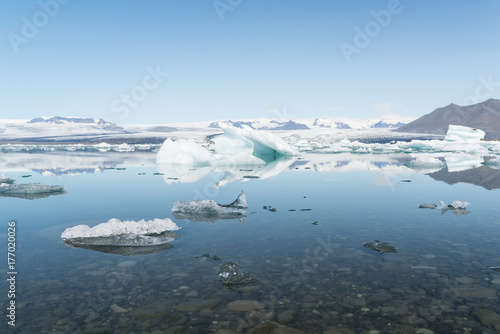 Glaciar e Icebergs reflejados en el lago glaciar Jokulsarlon en Islandia 