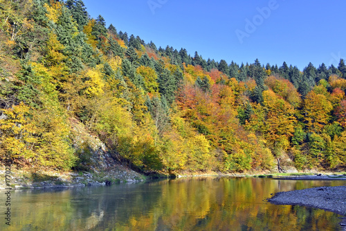  View of the Dunajec river and Pieniny mountains in autumn