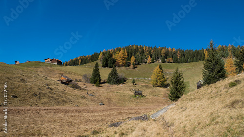 herbstliche Landschaft mit Bauernhof