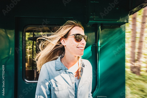Fotografia Frau bei Zugfahrt