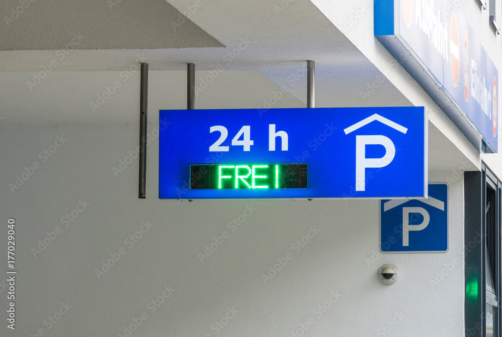 Schild/Anzeige einer Tiefgarage/Parkhaus Schild/Anzeige einer Tiefgarage/Parkhaus