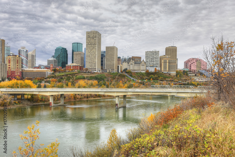 Fototapeta premium Edmonton cityscape with colorful aspen in fall