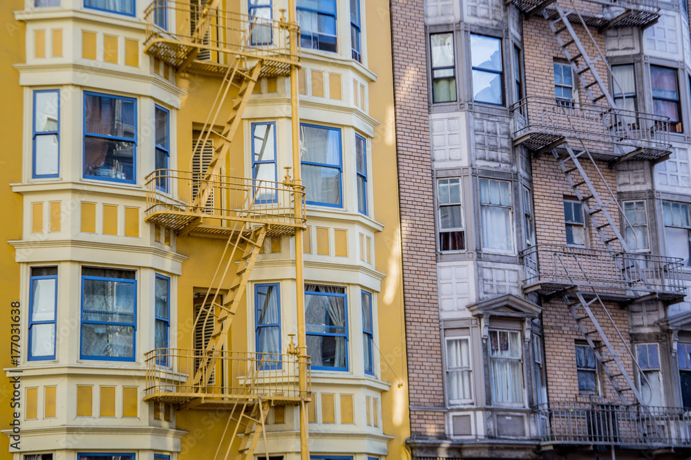 Foto de Downtown Building Colors / Color contrast of outer facade of two brick apartment