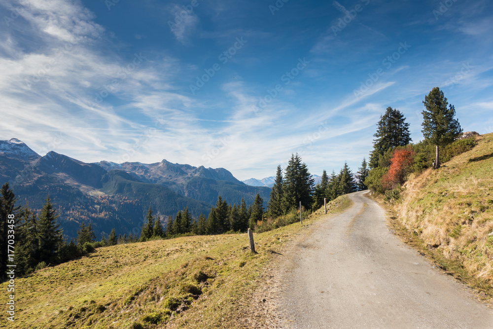 Bergstraße in den österreichischen Alpen