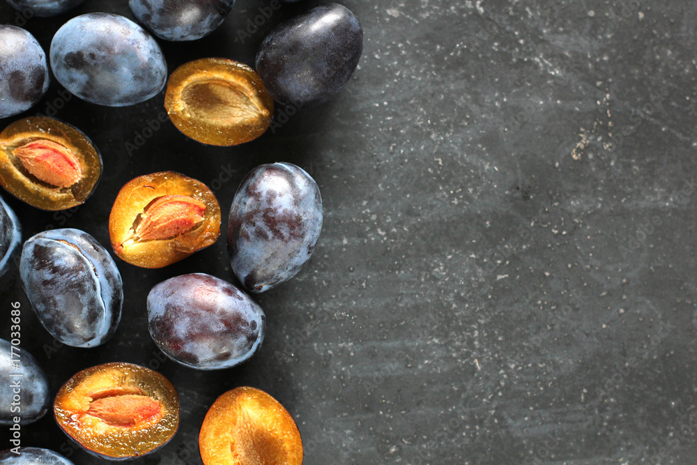 Obraz premium Plums on black board.
