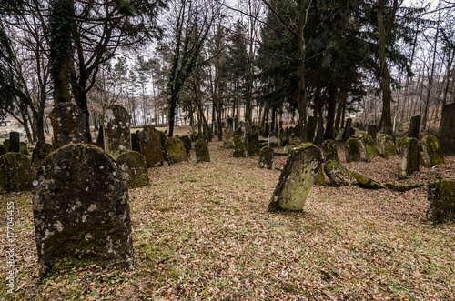 alte grabsteine auf friedhof