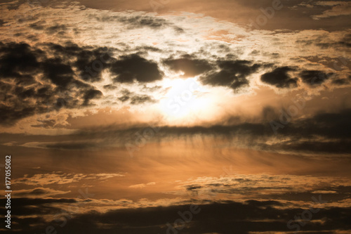 Rötlicher Sonnenuntergang mit Wolken © knaufb