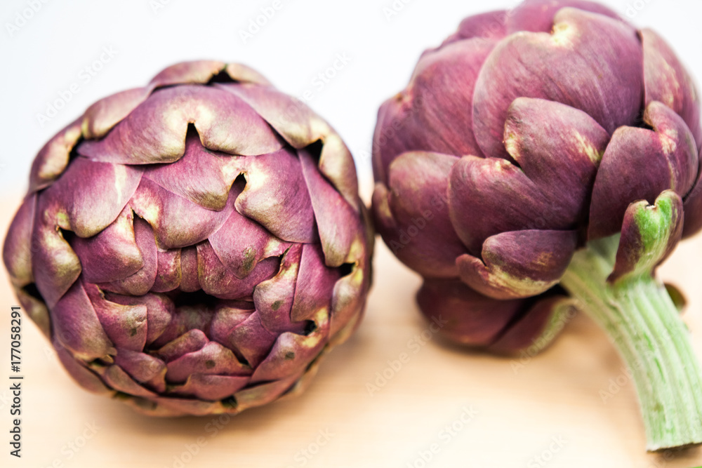 Fototapeta premium Artichokes with wooden kitchen board 
