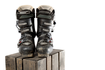 Fotobehang Wintersport Grijze skischoenen op houten kist  © Ben Gingell