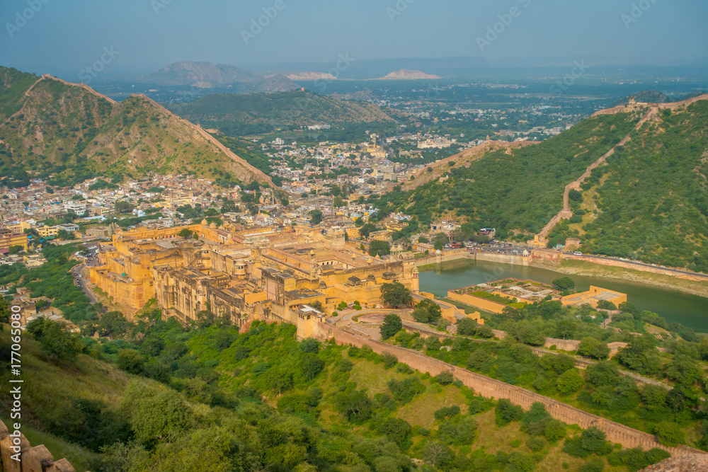 Obraz premium Indian travel famous tourist landmark, beautiful view of the city of Amber Fort and Maota lake, located in Rajasthan, India