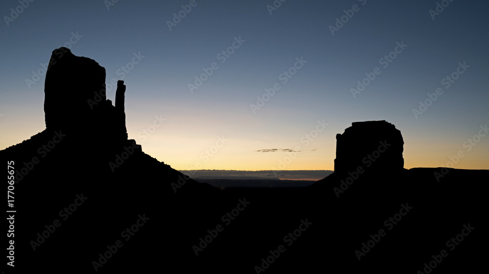 Obraz premium Wildcat Trail in Monument Valley, an early morning hike