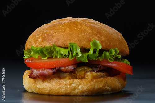 Canvastavla tasty burger with bacon and tomatoes