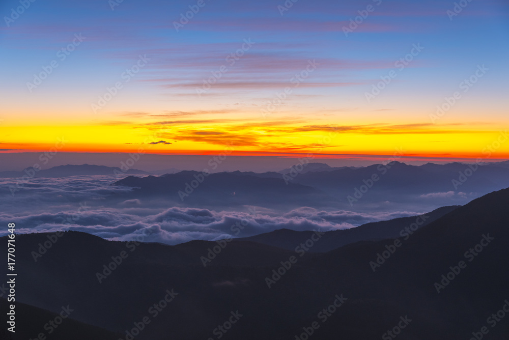 蓼科山山頂からの夜明け