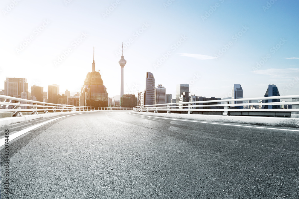 Obraz premium empty asphalt road with modern buildings