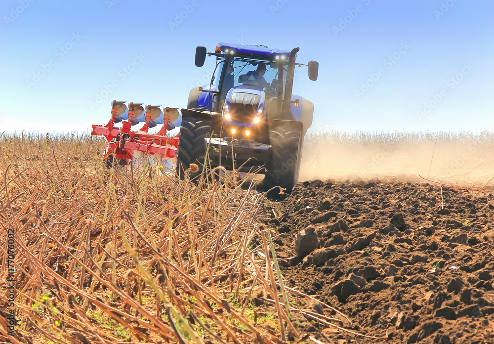 Obraz premium Work of a powerful tractor in field cultivation and cultivation. Agronomy,
