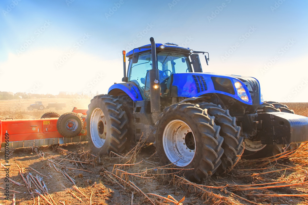 Obraz premium Work of a powerful tractor in field cultivation and cultivation. Agronomy,