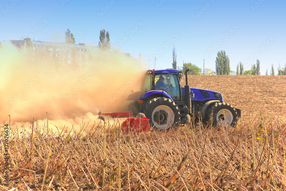 Fototapeta premium Praca mocnego ciągnika w uprawie i kultywacji pola. Agronomia,