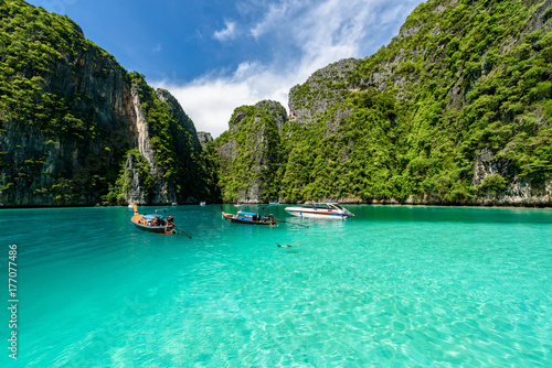 Fotografia Beautiful crystal clear water at Pileh bay at Phi Phi island in Krabi near Phuket, Thailand