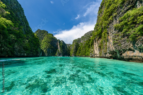 Платно Beautiful crystal clear water at Pileh bay at Phi Phi island near Phuket, Thaila