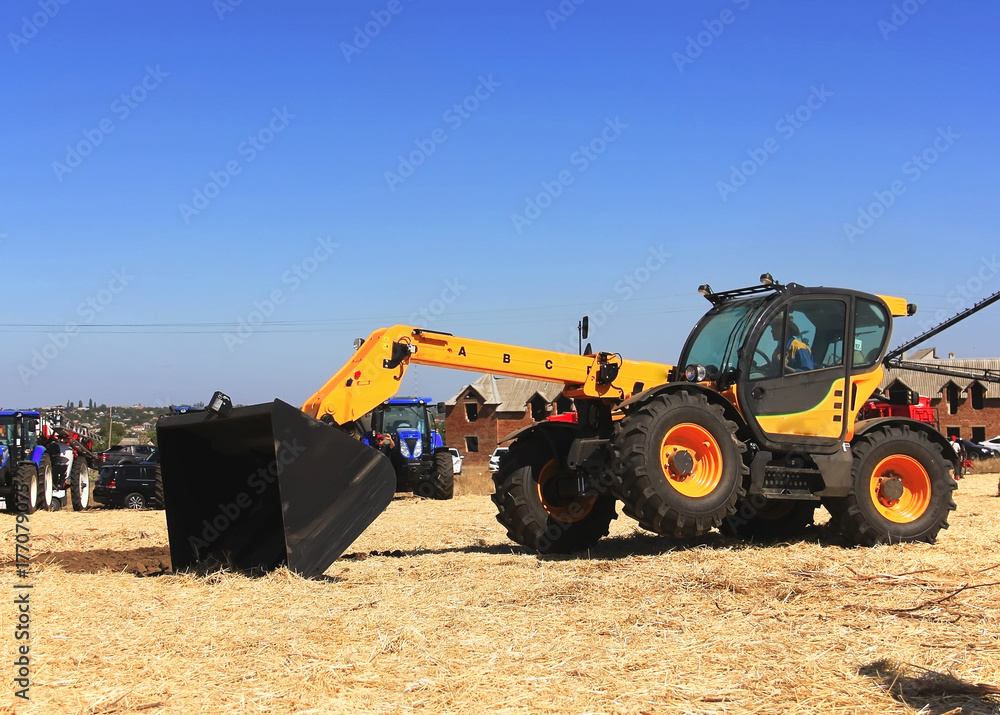 Obraz premium tractor working in the field. Tractor plow field Agriculture.