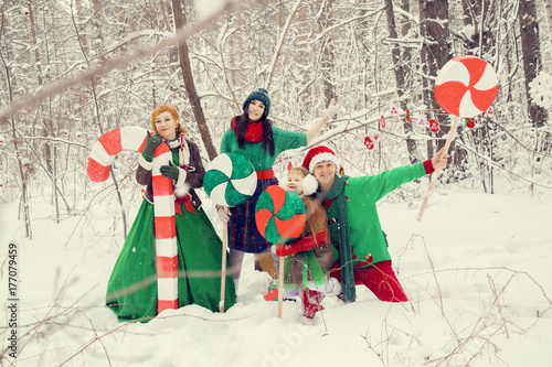 эльфы семьей в новогоднем снежной лесу