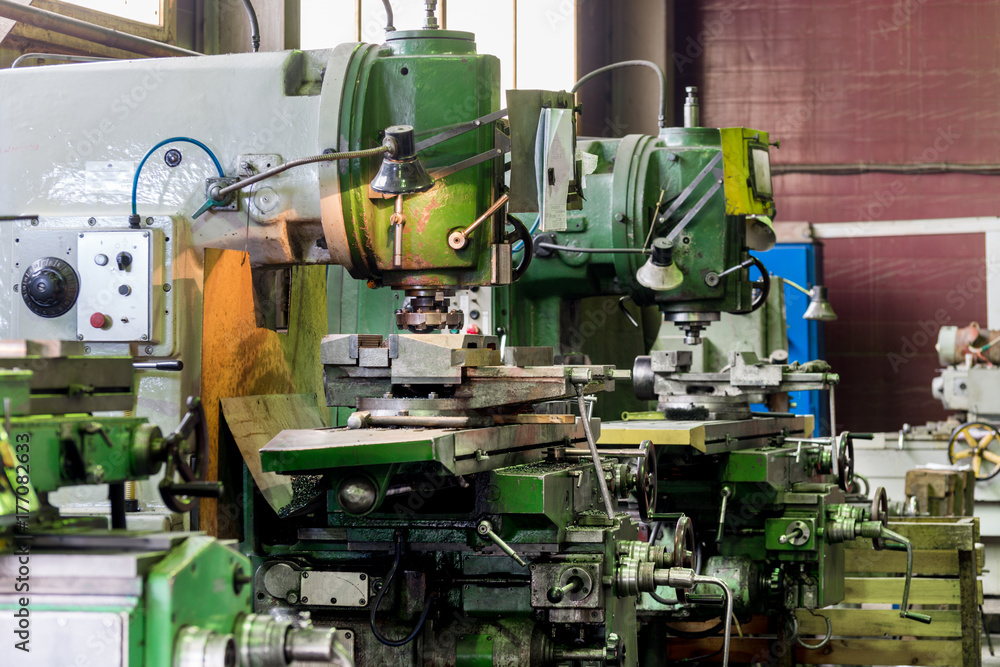 Mechanical vertical milling machine. Mechanical vertical milling machine.
