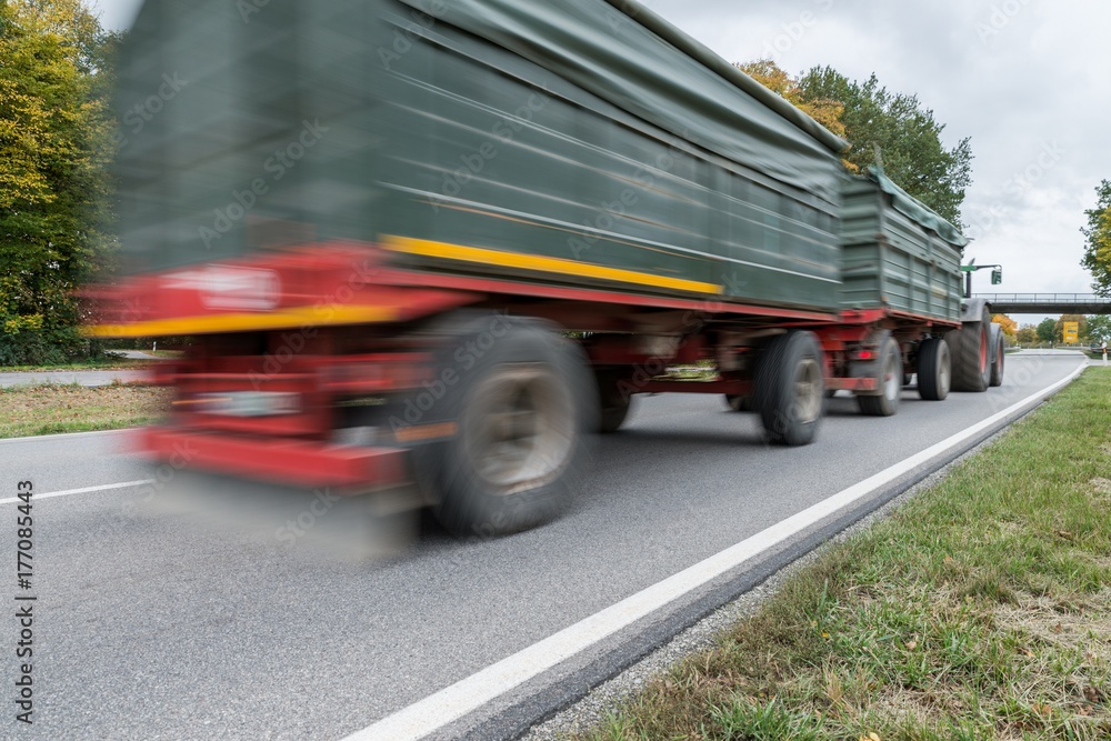 Vorbeifahrender Traktor auf einer Landstraße, Deutschland Vorbeifahrender Traktor auf einer Landstraße, Deutschland