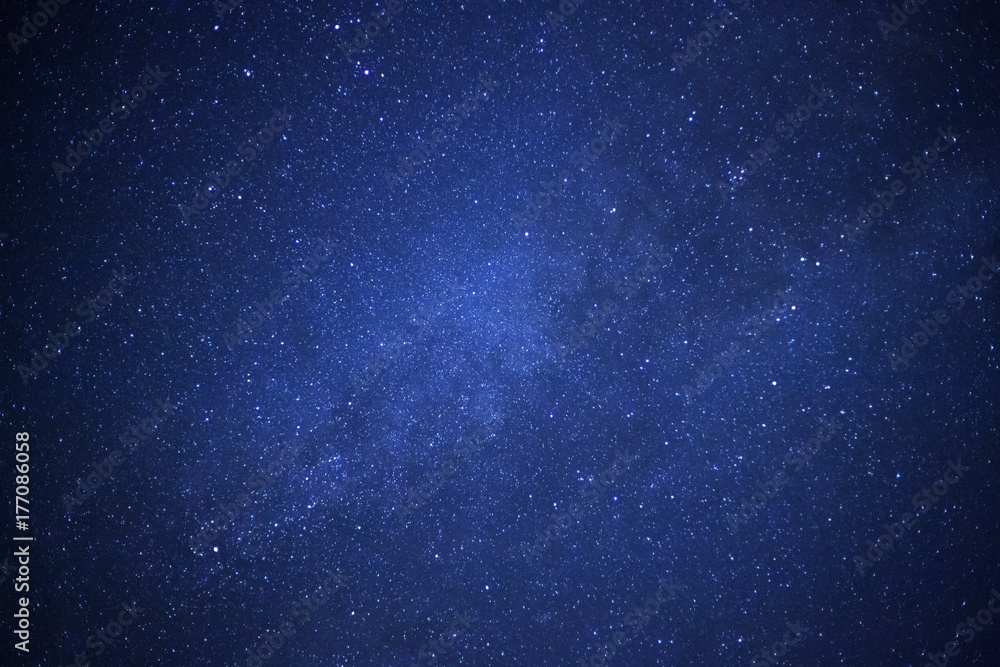 Obraz premium Milky way galaxy with stars and space dust in the universe, Long exposure photograph, with grain.