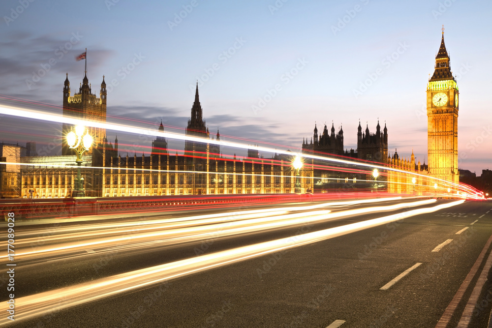 Obraz premium Night time view of city traffic in front of the Palace of Westminster in Westminster, London