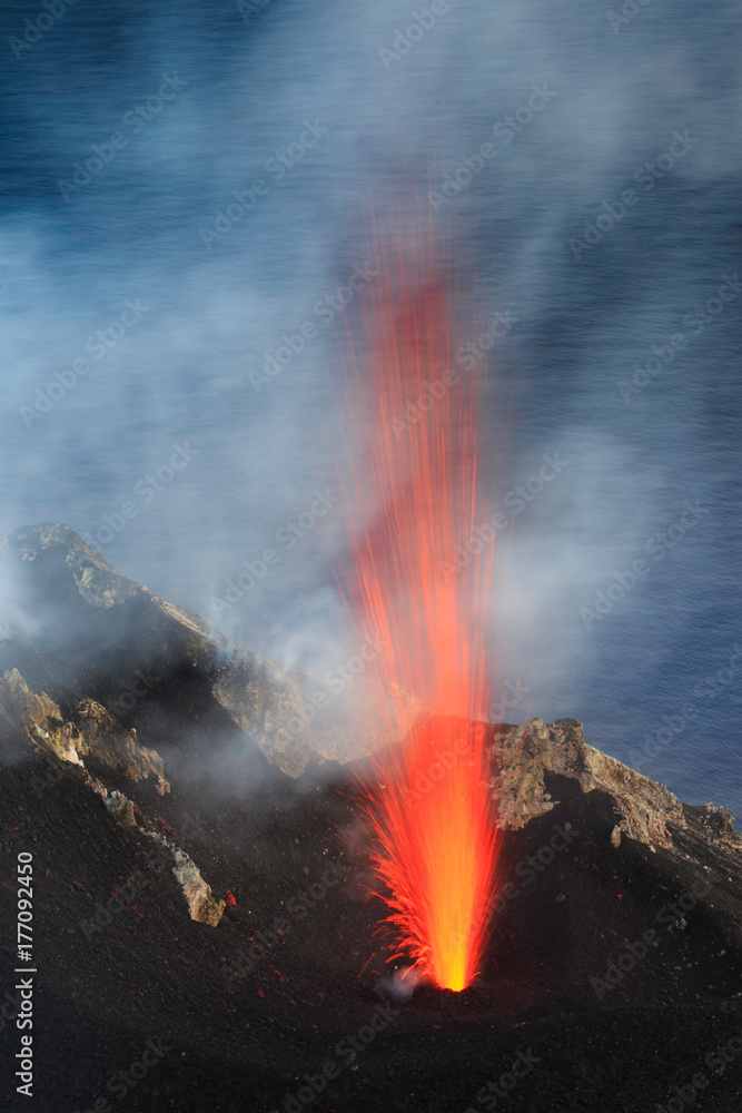Stromboli esplosione di lava a schizzo con mare da sfondo