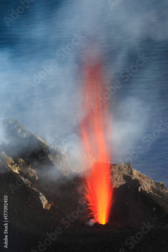 Stromboli esplosione di lava a schizzo con mare da sfondo