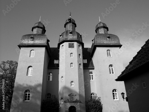 Die drei Türme des alten Jagdschloss Schloß Holte bei Sonnenschein in Schloß Holte-Stukenbrock bei Gütersloh in Ostwestfalen-Lippe, fotografiert in klassischem Schwarzweiß photo