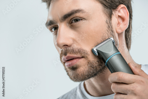 Εκτύπωση καμβά man using electric razor