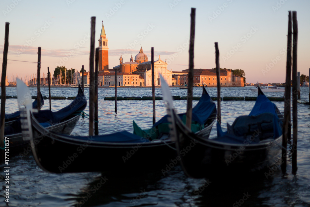 Tramonto a Venezia con gondole e chiesa