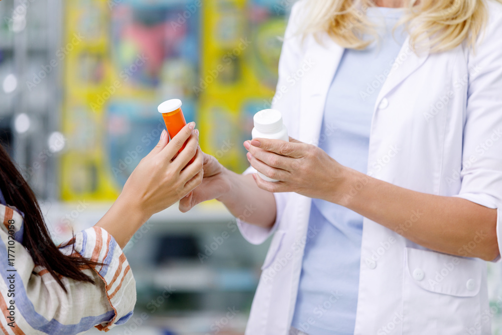 Obraz premium pharmacist consulting customer in drugstore