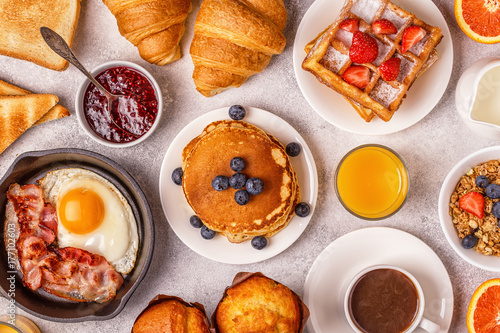 Photos Delicious breakfast on a light table.