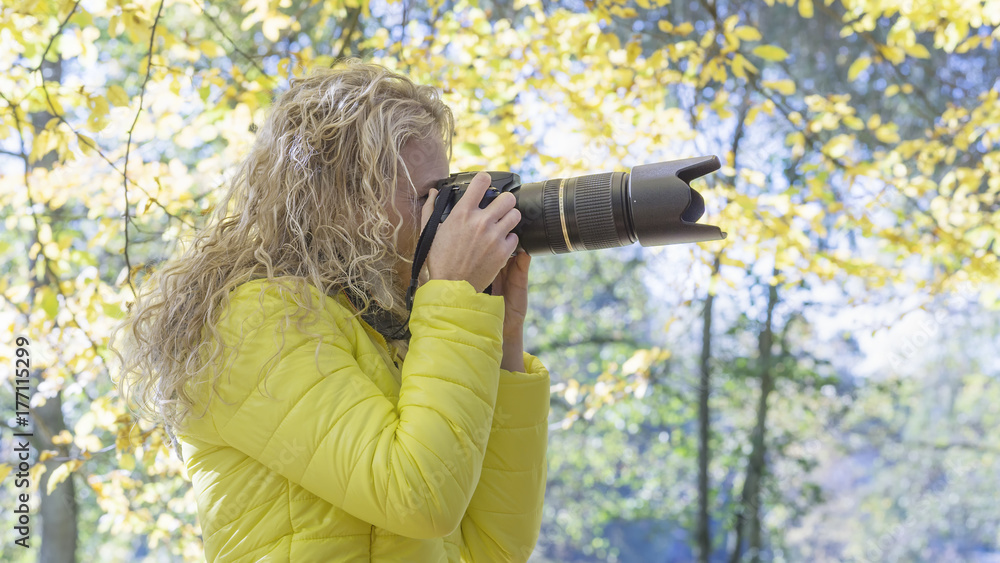 Fotografin bei der arbeit. StockFoto Adobe Stock