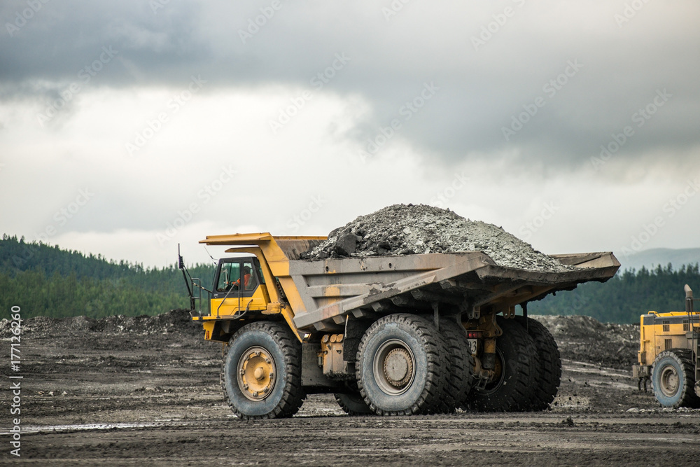 Obraz premium Production useful minerals. the dump truck