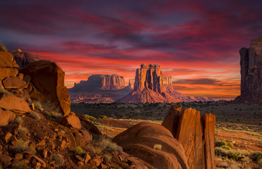 Poster Woestijnlandschap Zonsopgang boven Monument Valley  © dfikar