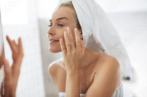 Obraz na plátně Woman Applying Creme on Face