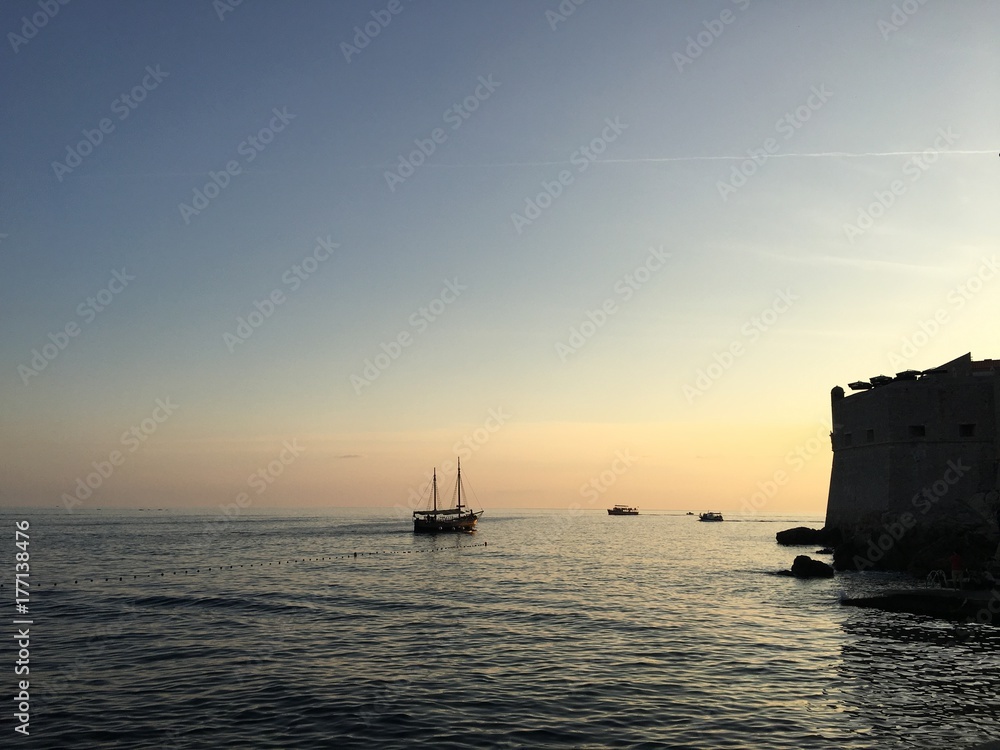 coucher de soleil sur le port de dubrovnik coucher de soleil sur le port de dubrovnik