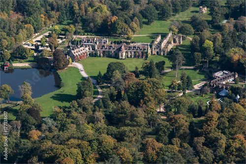 Photo aérienne de l'abbaye des Vaux de Cernay dans les Yvelines en France