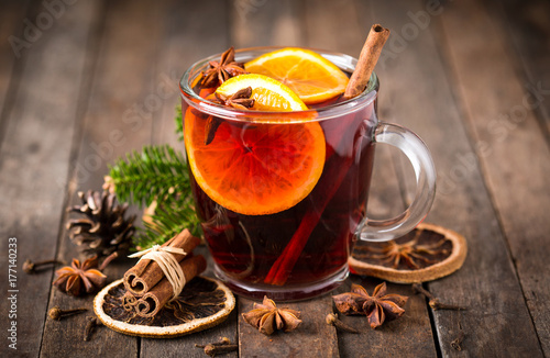 Canvas Print Hot mulled wine with cinnamon and star anise