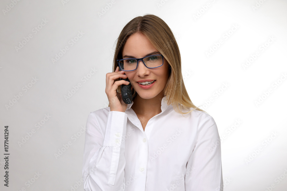 Hübsche blonde Frau mit Brille telefoniert Hübsche blonde Frau mit Brille telefoniert