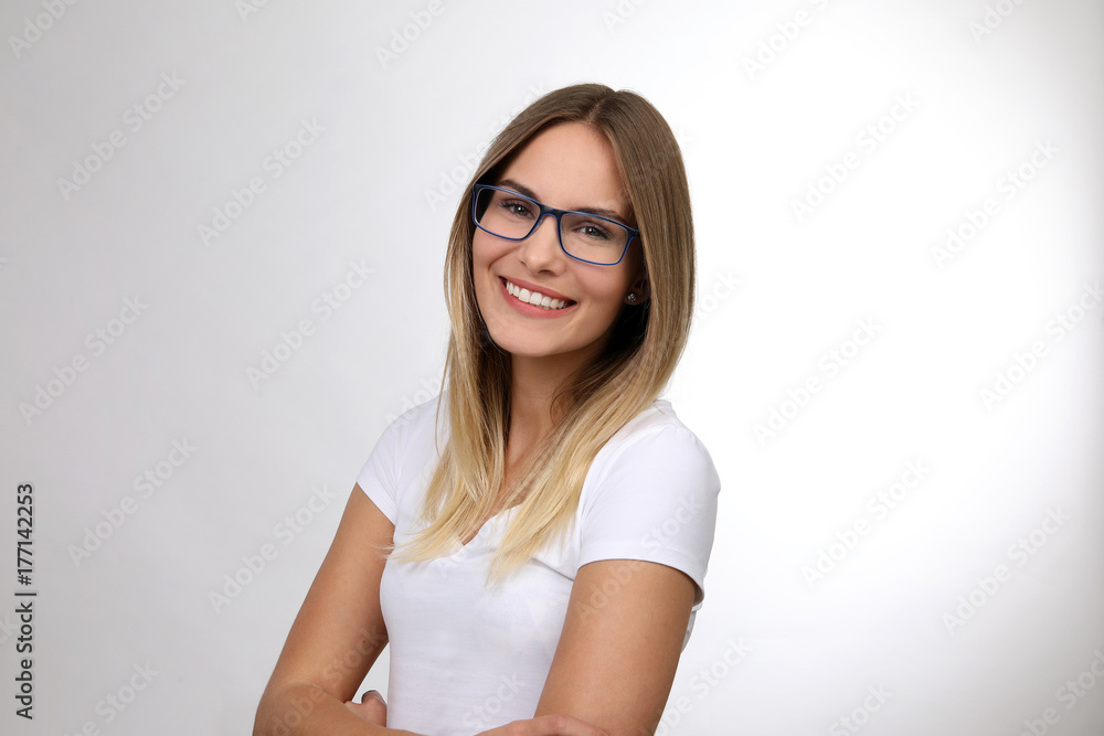 Blonde Frau mit Brille lacht Blonde Frau mit Brille lacht