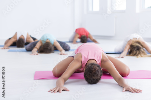 Tableau sur toile Practicing yoga at the gym
