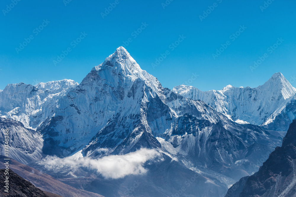 Naklejka premium Śnieżne góry Himalajów