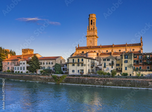 City view of Verona with the Dom Santa Maria Matricolare on the River Adige, Verona, Veneto, Italy, Europe