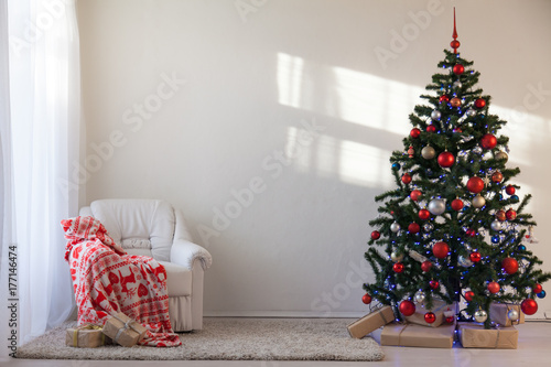 Fototapeta Naklejka Na Ścianę i Meble -  Christmas tree with Christmas gifts in White Hall on Christmas