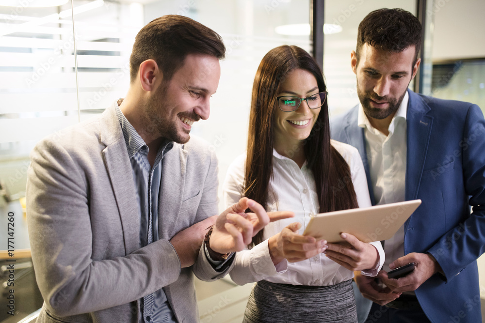 Счастливые люди в офисе. Люди работают вместе. Человек работает. Men working together постер. Люди работающие вместе как называются.